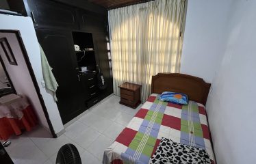 Casa esquinera en Venta en el barrio Candido Leguizamo