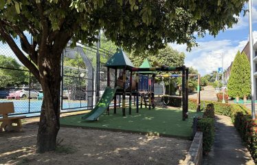 Casa de dos niveles en Venta Condominio Rosales