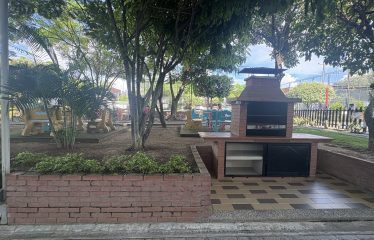 Casa de dos niveles en Venta Condominio Rosales