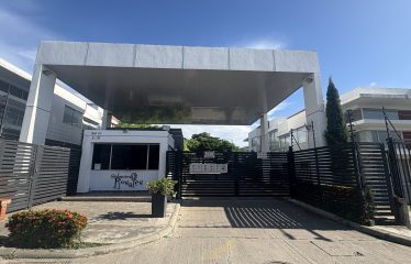 Casa de dos niveles en Venta Condominio Rosales