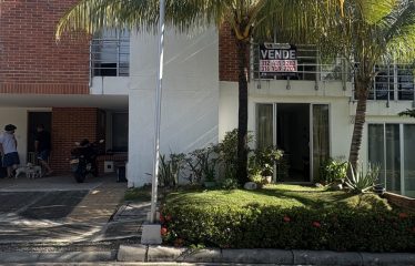 Casa de dos niveles en Venta Condominio Rosales