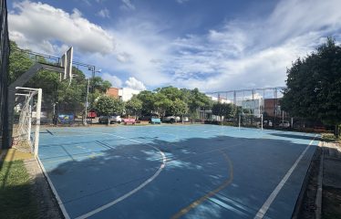 Casa de dos niveles en Venta Condominio Rosales