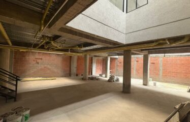 Edificio Comercial de Tres Niveles, en Arriendo y/o Venta Barrio Santa Librada