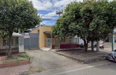 Se Vende Lote con casa en Barrio Las Brisas